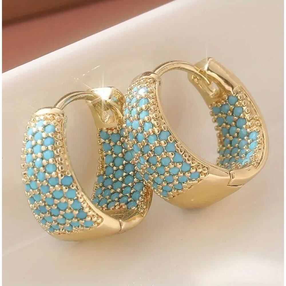 U-shaped geometric earrings featuring a central hollow arch.